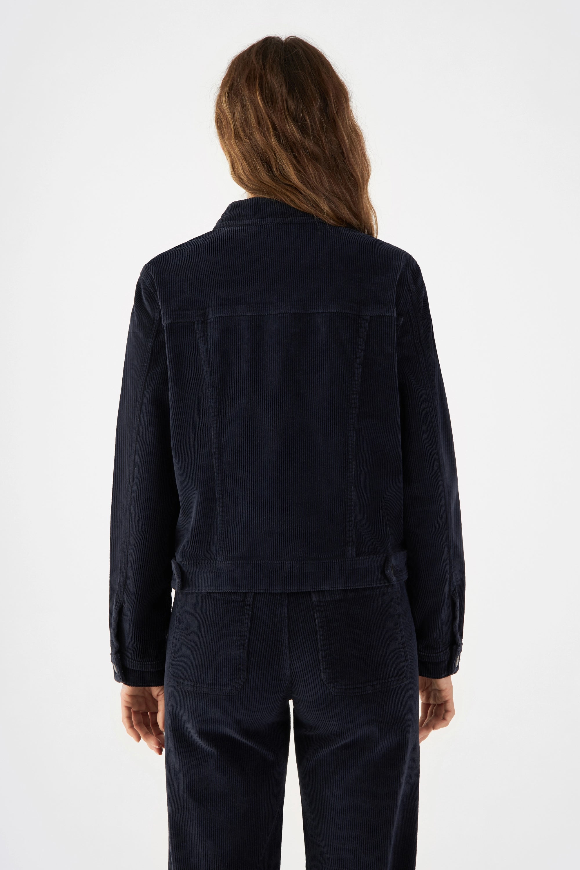 Rückenansicht der CALLISTO Jacke aus weichem Cord in Dark Navy, gerader Schnitt.