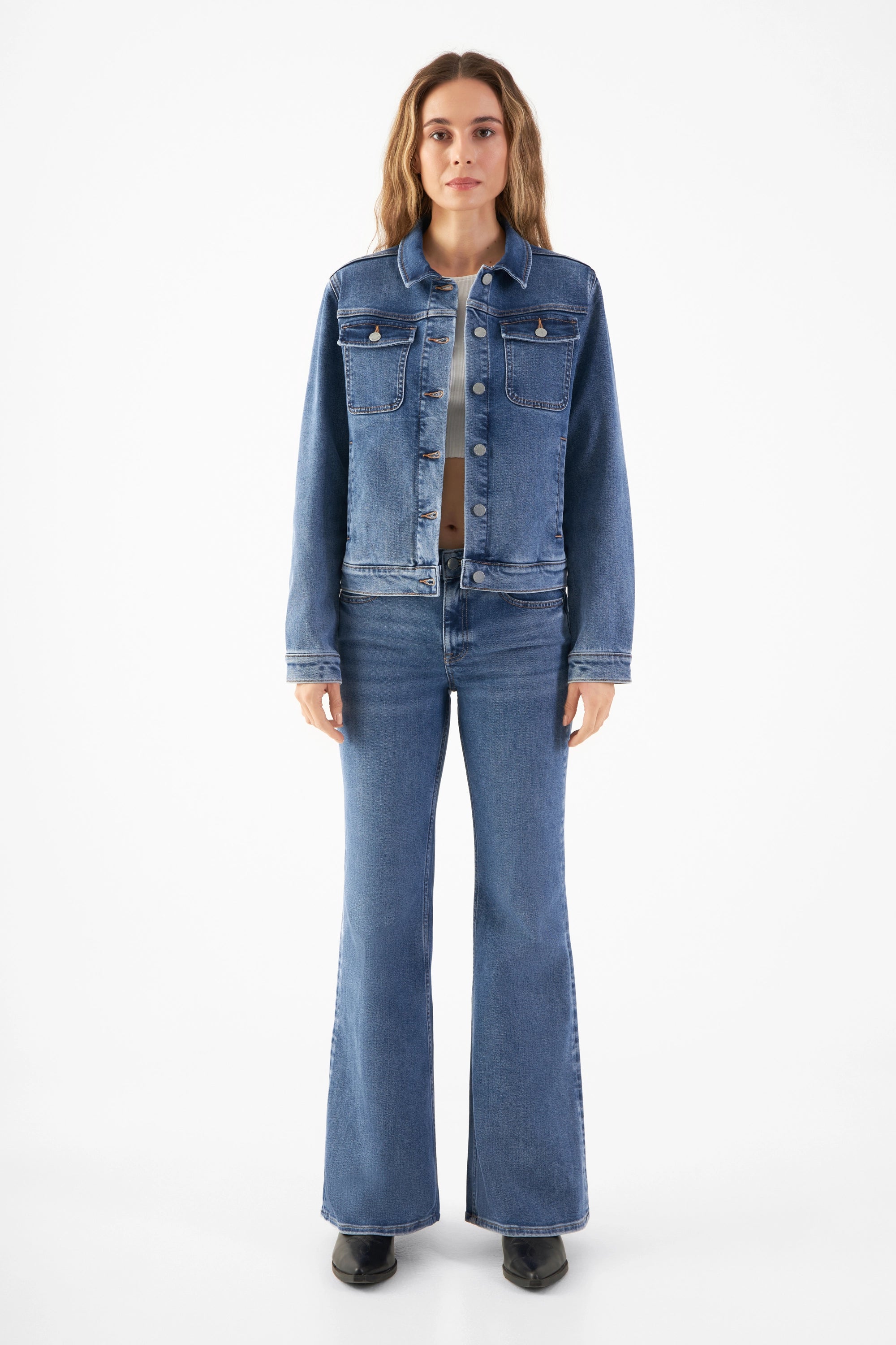 Klassische CALLISTO Jeansjacke in Medium Blue mit geradem Schnitt, Brusttaschen und Knopfverschluss – von einem Model getragen.