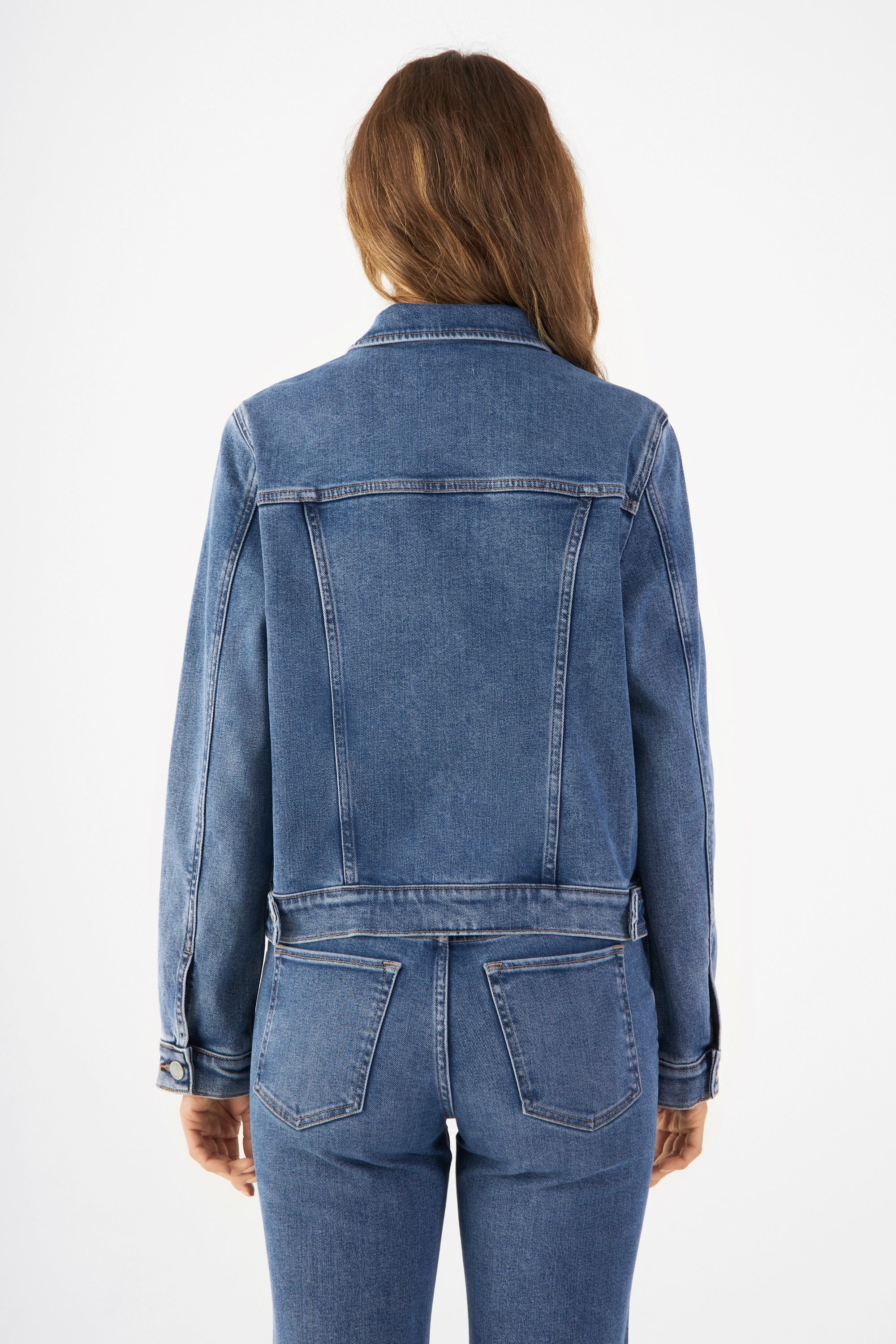 Rückenansicht der CALLISTO Jeansjacke in Medium Blue aus Tencel-Denim, gerader Schnitt mit Rückenpasse und Teilungsnähten.