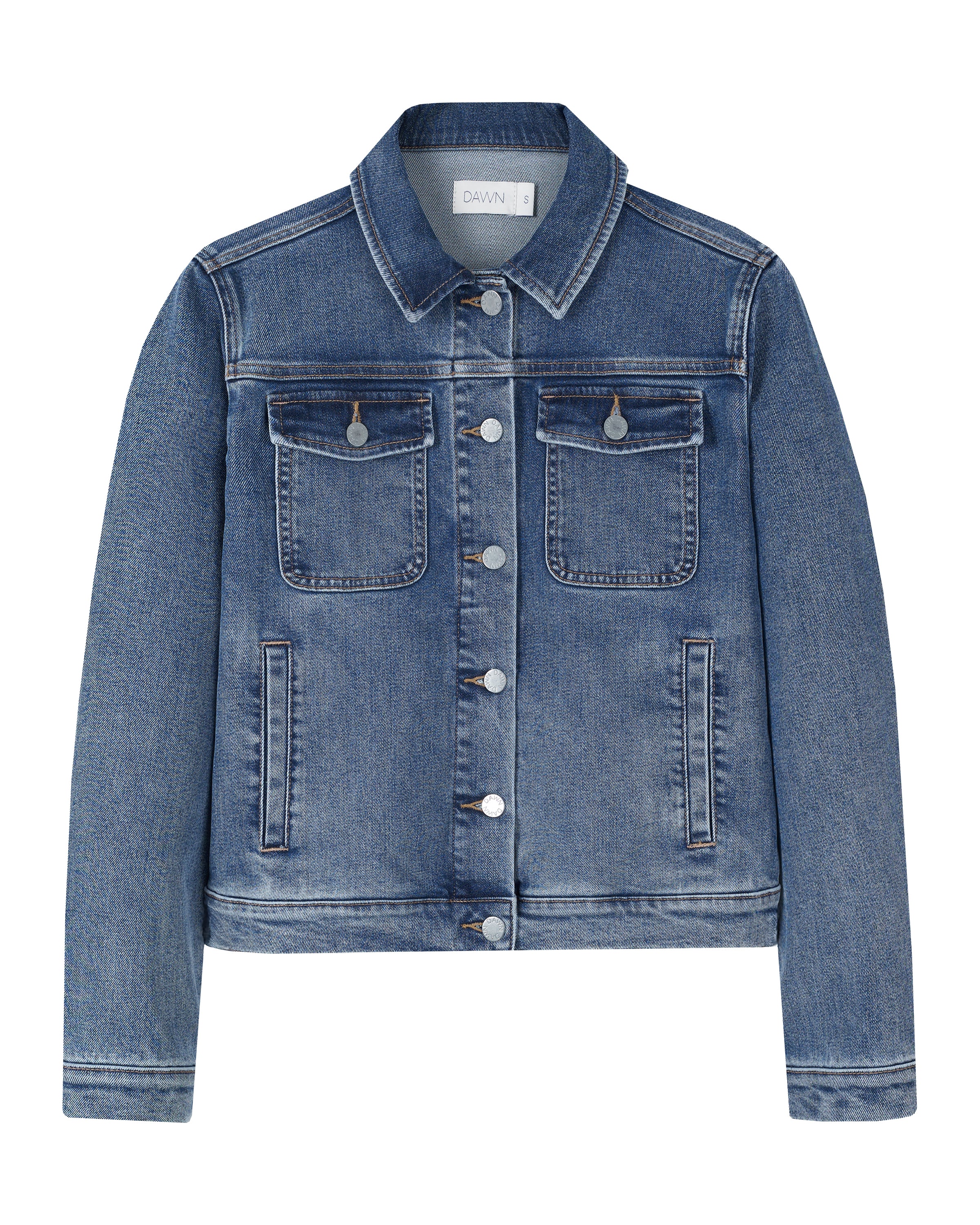 CALLISTO Jeansjacke in Medium Blue, Frontansicht mit Knopfleiste, zwei Brusttaschen mit Klappen und seitliche Eingrifftaschen; minimalistisches Design aus Soft-Tencel-Denim.