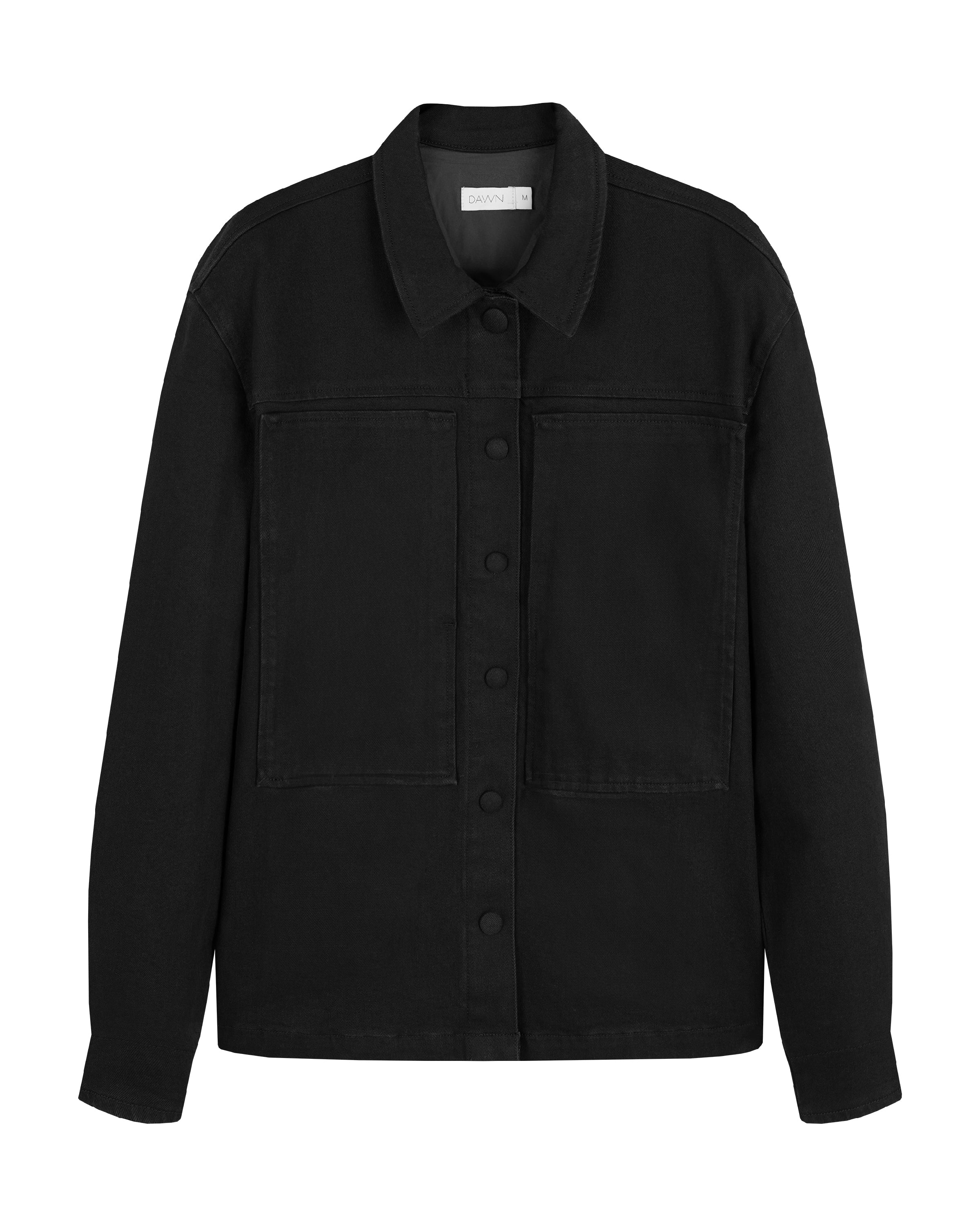 Schwarze QUIET Jacke aus Soft Denim TENCEL, kastige Silhouette, zwei Fronttaschen, stoffbezogene Druckknöpfe.