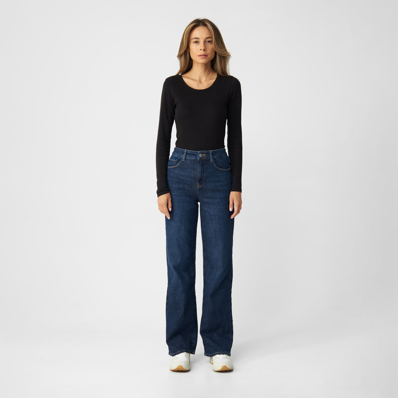 Frontansicht einer dunkelblauen DEW Flared Soft Denim Jeans – hoher Bund, ausgestelltes Bein, Five-Pocket-Design, Organic Soft Denim.