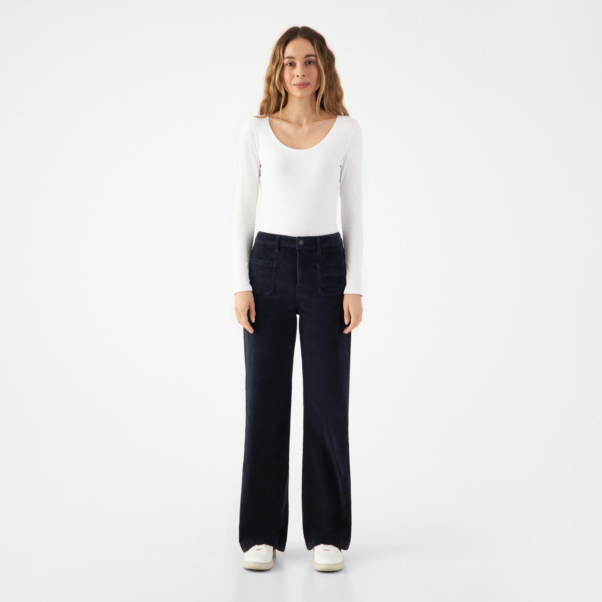 Dunkelblaue DEW Sailor Flared Corduroy Hose mit High-Waist und weitem Bein; aufgesetzte Taschen vorne und hinten.
