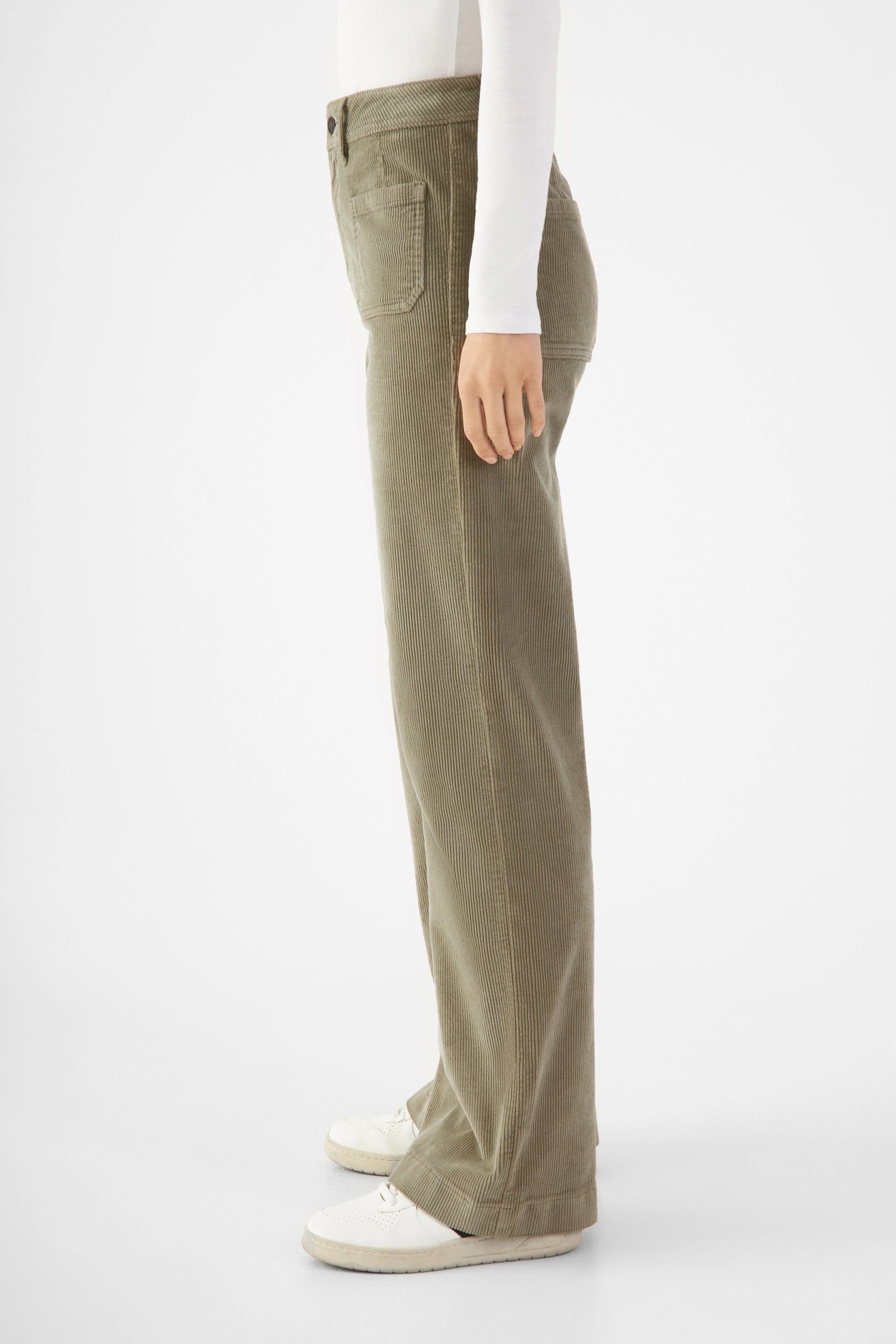 Sagegrüne DEW Sailor Corduroy Hose mit hohem Bund und weiterem Bein, seitliche Profilansicht – aus Organic Stretch Cord.