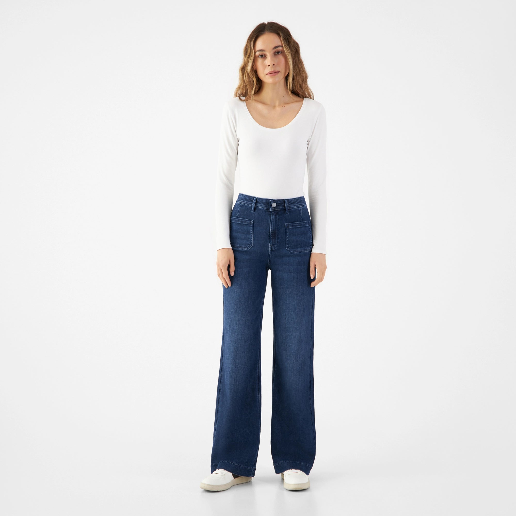 Dunkelblaue DEW Sailor Flare-Jeans mit High-Waist und vorn aufgesetzten Taschen, aus Organic Soft Denim.