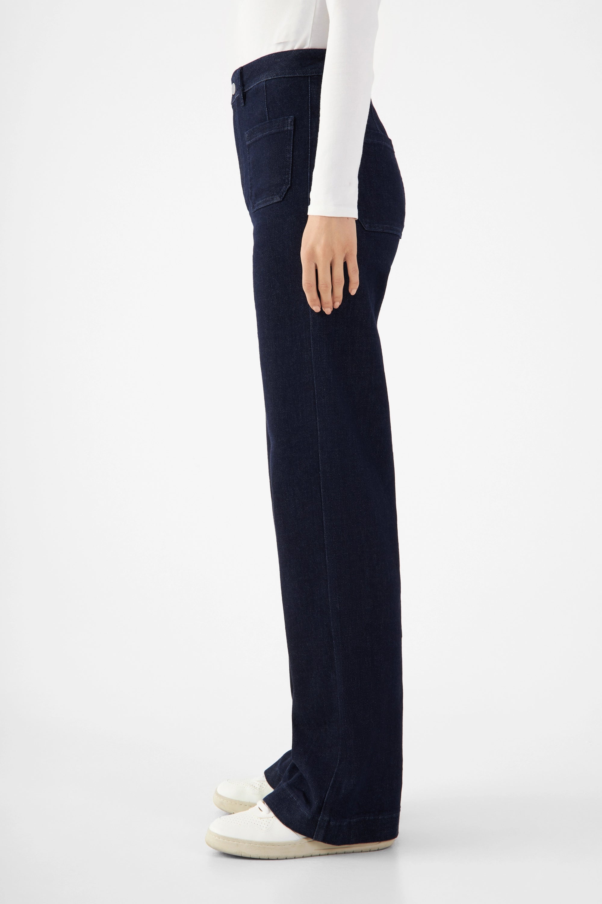 DEW Sailor High-Waist Flared Jeans aus Organic Soft Denim in Raw Blue, seitlich, mit aufgesetzten Taschen vorn und hinten.