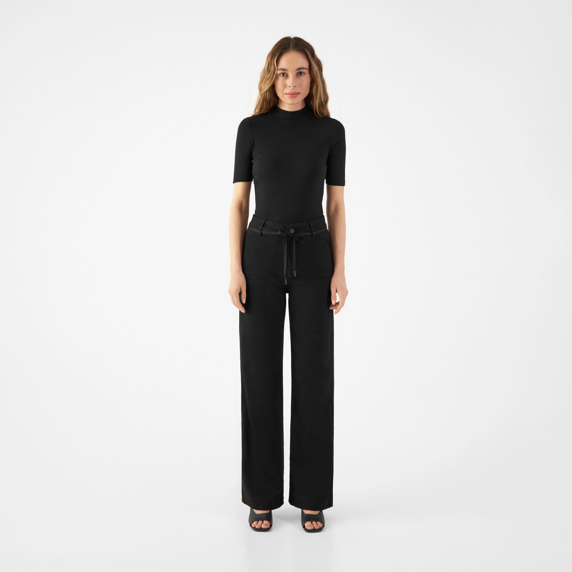 GLOW Flared Soft Tencel Denim-Chino Vintage Black, mittelhohe Taille, Gürtel, ausgestelltes Bein, Fronttaschen.