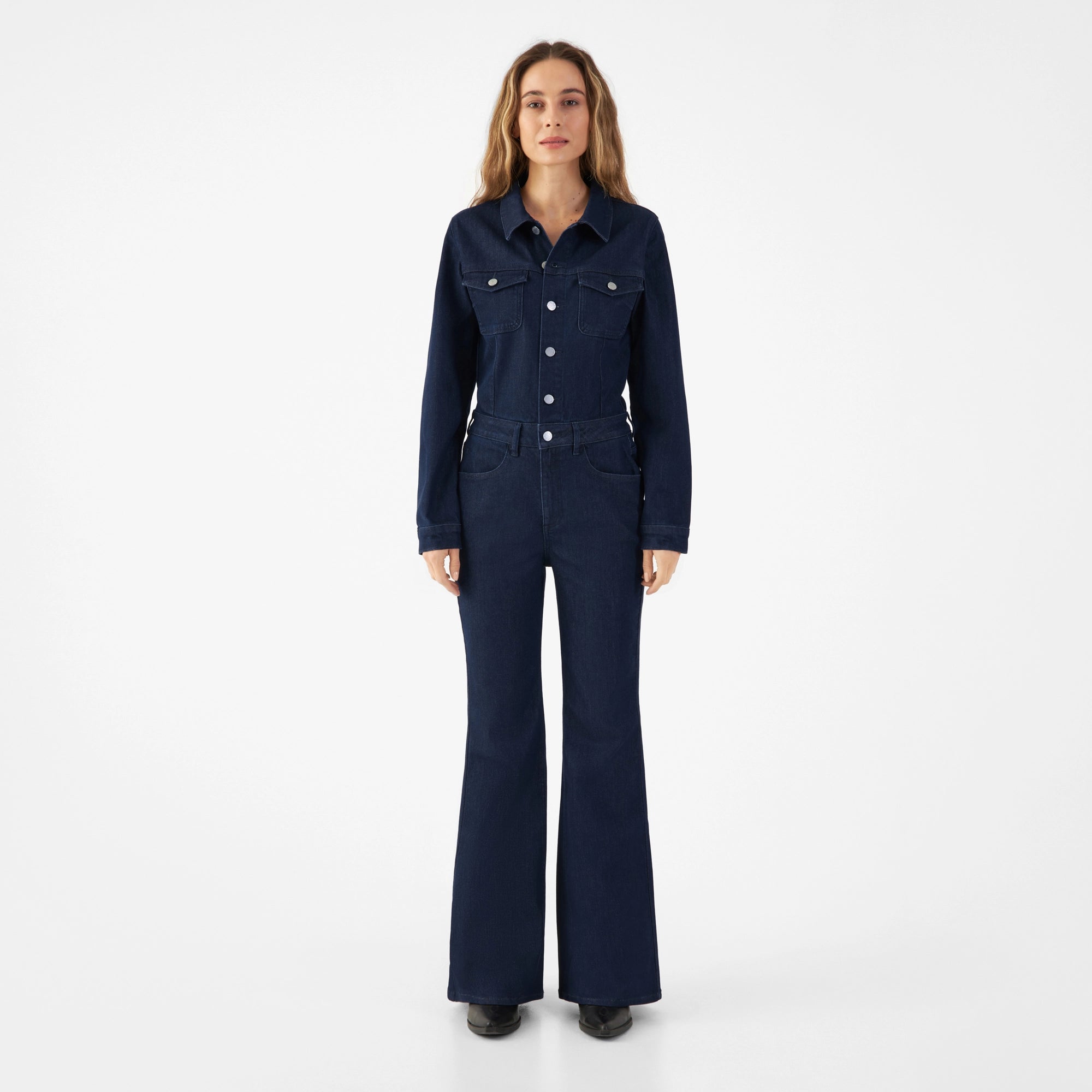 GRACE Denim-Overall in Rinse Blue, tailliertes Oberteil, lange Ärmel, Knopfleiste, Brusttaschen, ausgestelltes Bein.
