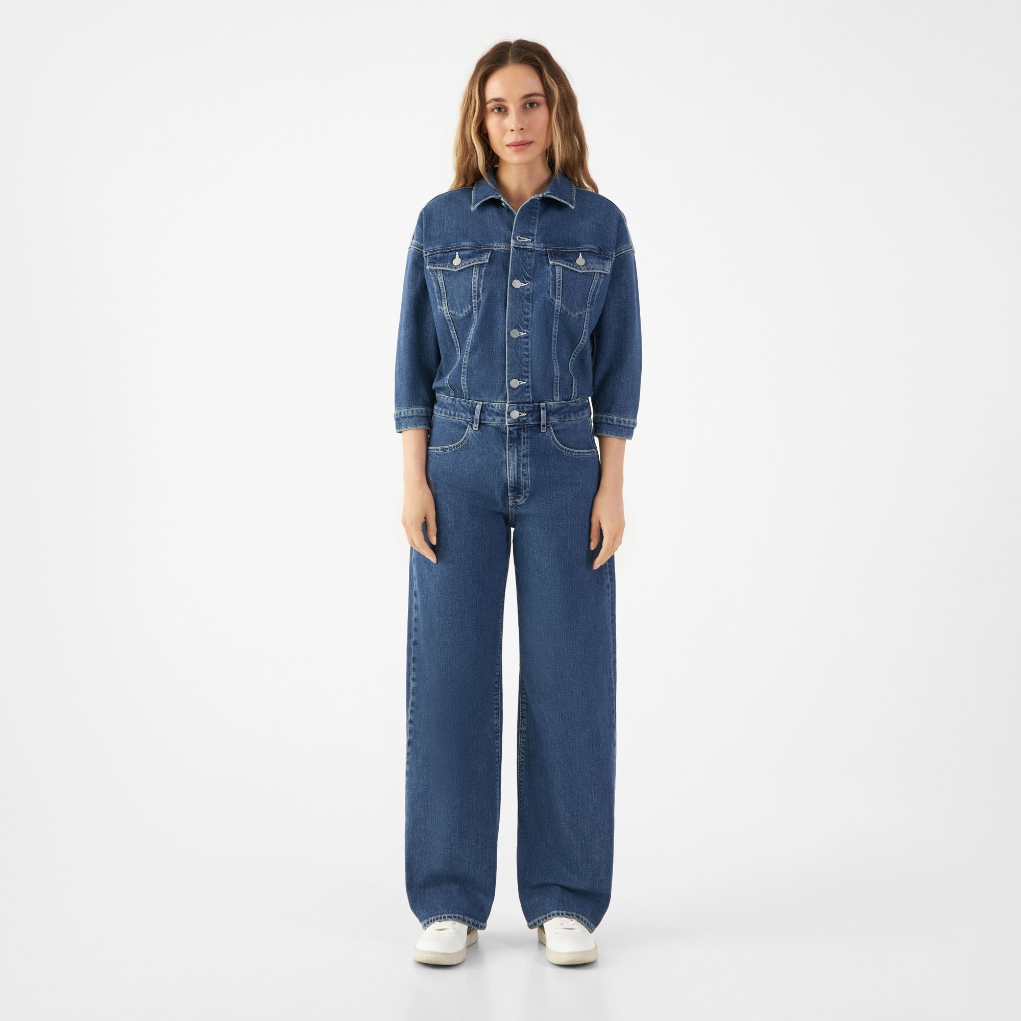ROS Overall Minimal Stretch in Vintage Blue – lockerer Boxy-Schnitt, mittelhoher Bund, 3/4-Ärmel (hochgekrempelbar), Barrel-Leg mit weitem Oberschenkel und schmalem Saum, Frontknopfverschluss, aus Bio-Baumwolle.