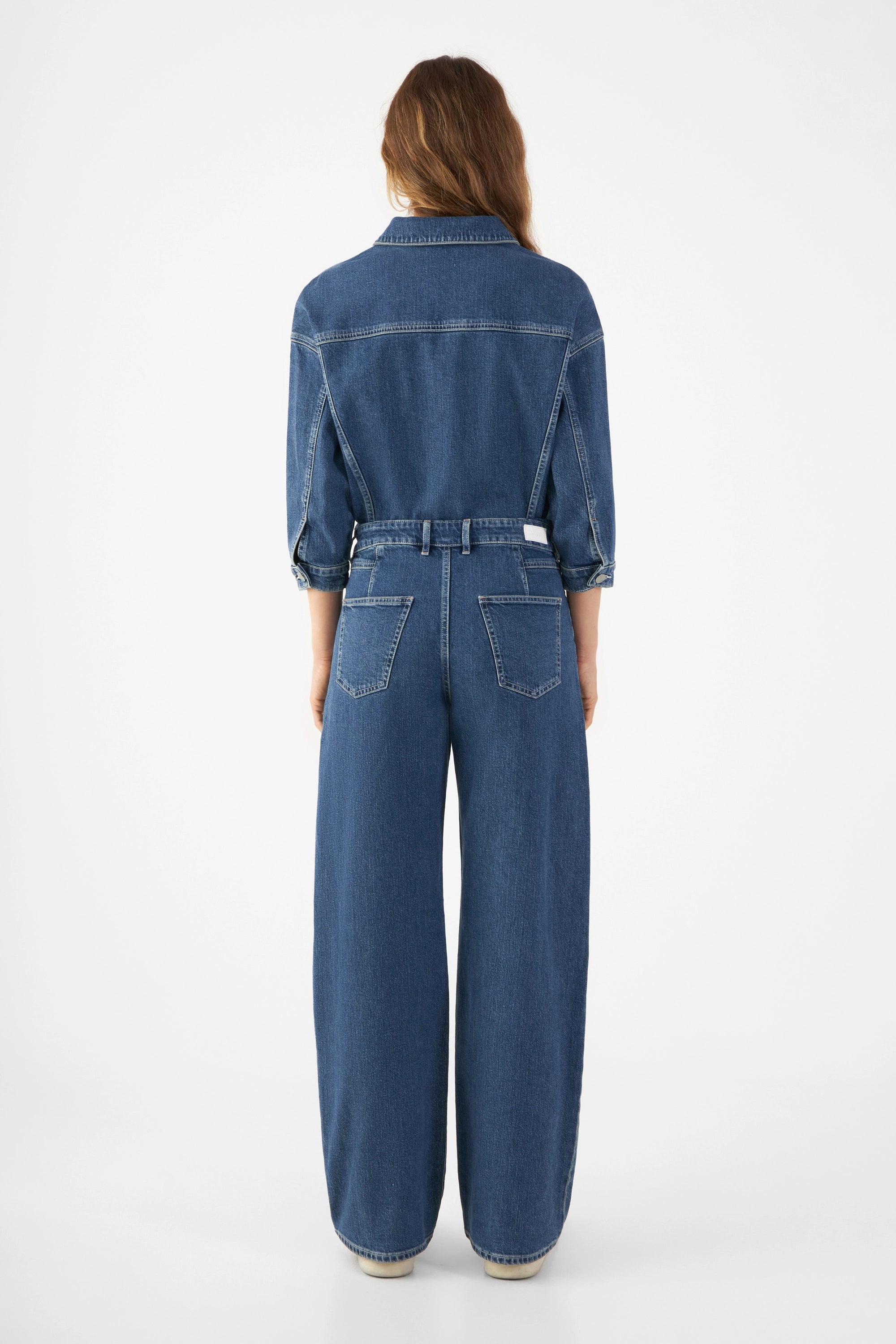 Rückansicht des ROS Overalls Minimal Stretch in Vintage Blue: lockerer Schnitt, mittlerer Bund, Barrel-Beinform, Gesäßtaschen.