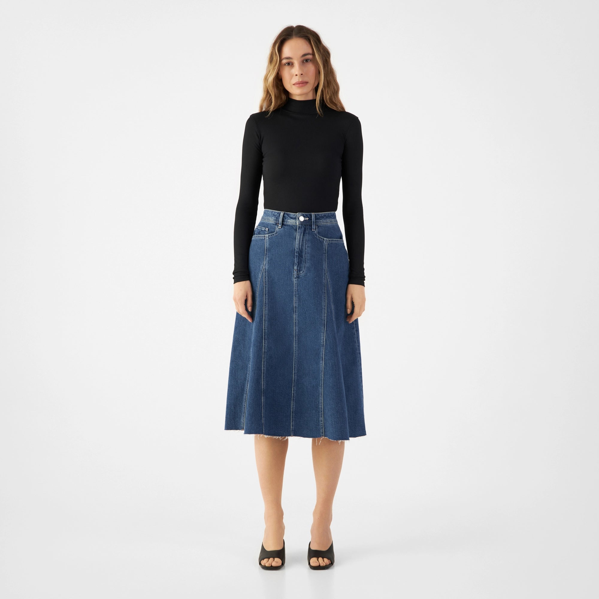SOL Midirock Minimal Stretch Vintage Blue; Denim mit mittelhohem Bund, ausgestelltem Schnitt, offener Saum mit Fransen.