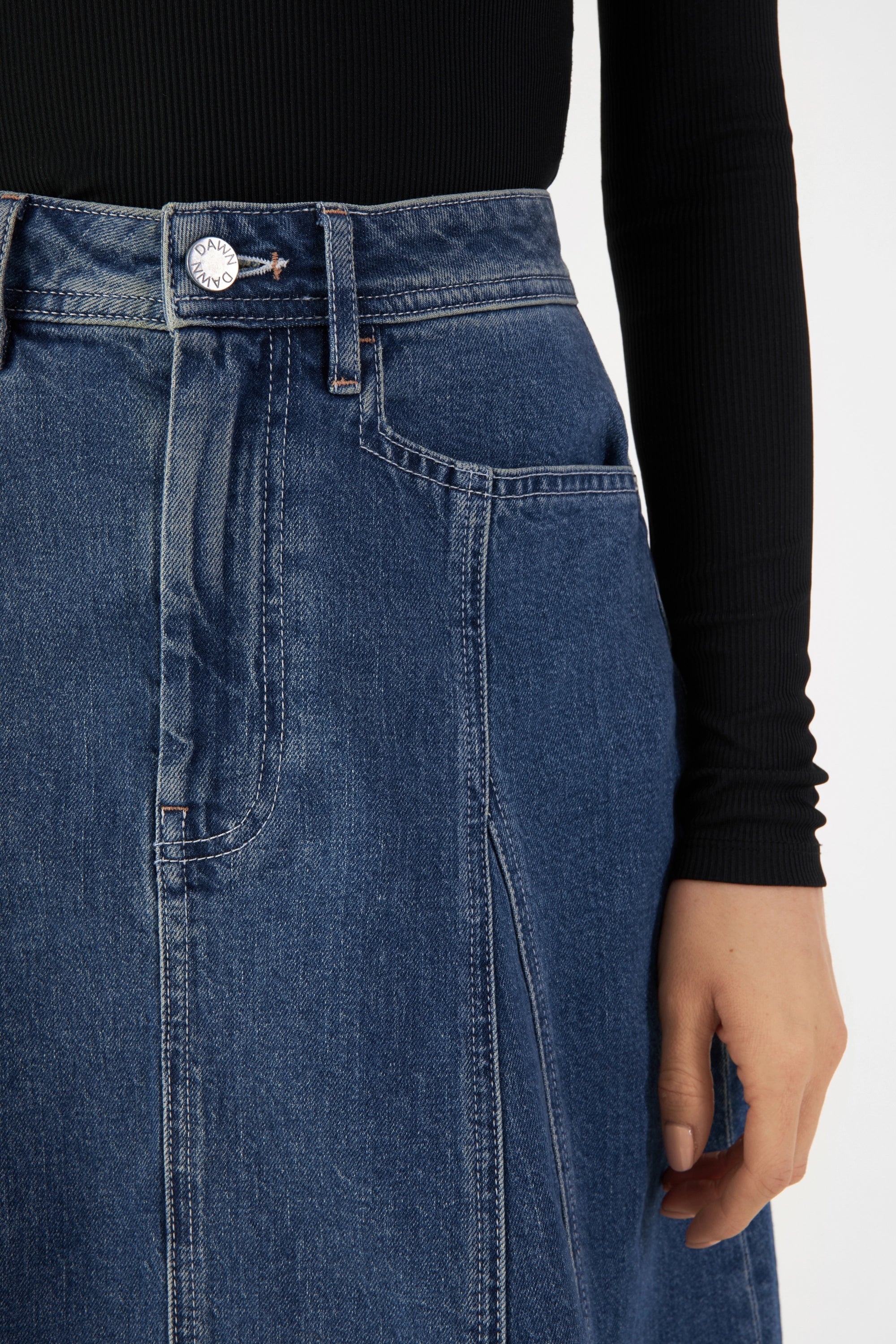 SOL Minimal Stretch Midi-Rock in Vintage Blue, mittelhoher Bund, ausgestellter Schnitt; Fronttaschen, Denim-Optik.