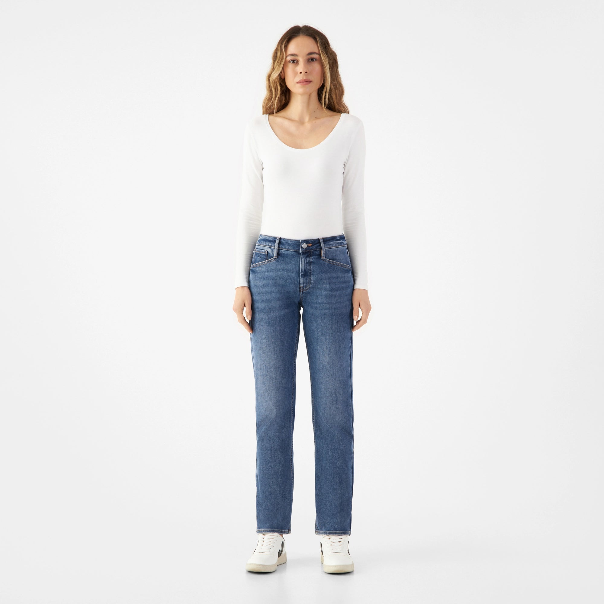 SUNSET Jeans in Medium Blue mit mittelhohem Bund, schmalem Schnitt und geradem Bein; markantes Fronttaschen-Detail aus Tencel-Denim.
