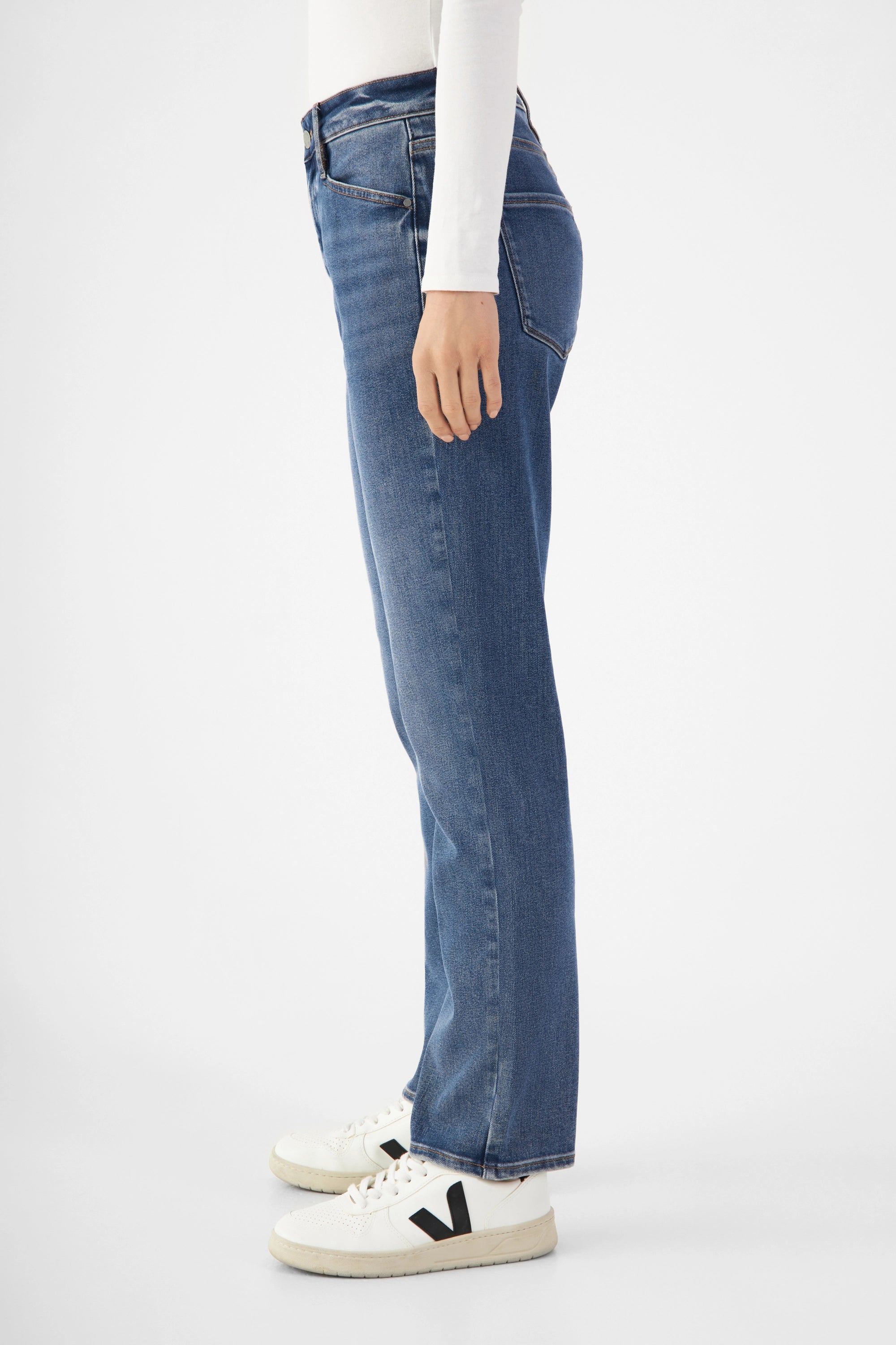 SUNSET Jeans in Medium Blue, schlank geschnitten, mid-high Bund, gerades Bein; seitliche Ansicht, Fronttaschen-Detail, TENCEL-Denim.