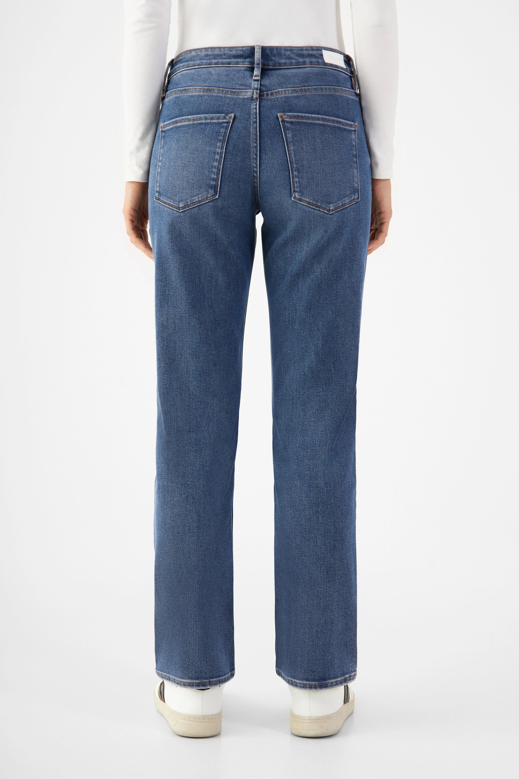 SUNSET Jeans in Medium Blue, Rückansicht: mittelhoher Bund, schmaler Schnitt, gerades Bein, zwei Gesäßtaschen, Tencel-Denim.