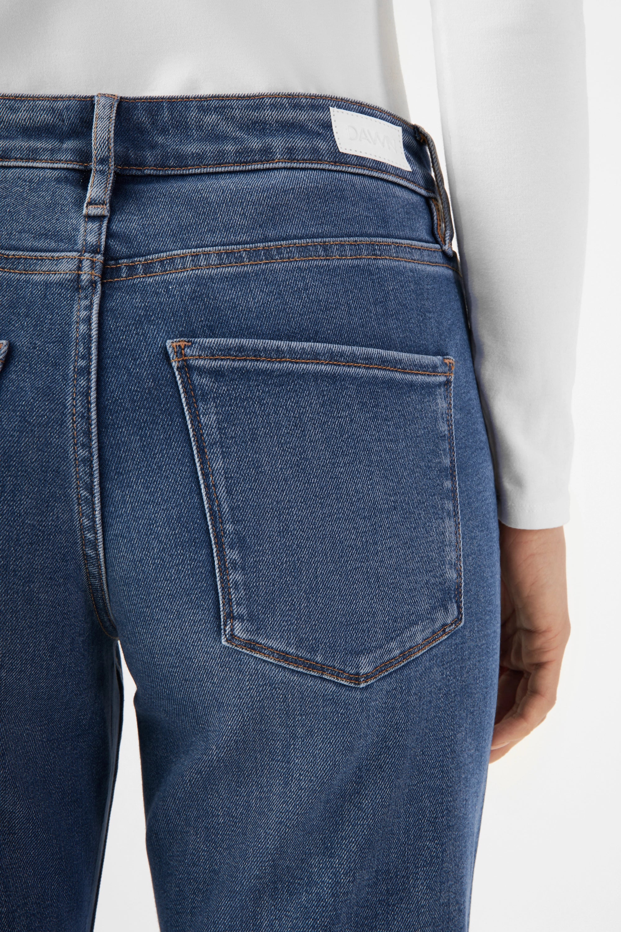 SUNSET Jeans in Medium Blue – Rückansicht: mittelhoher Bund, schmaler Schnitt, gerade Beinform, Rückentasche mit Kontrastnähten, DAWN-Label am Bund.