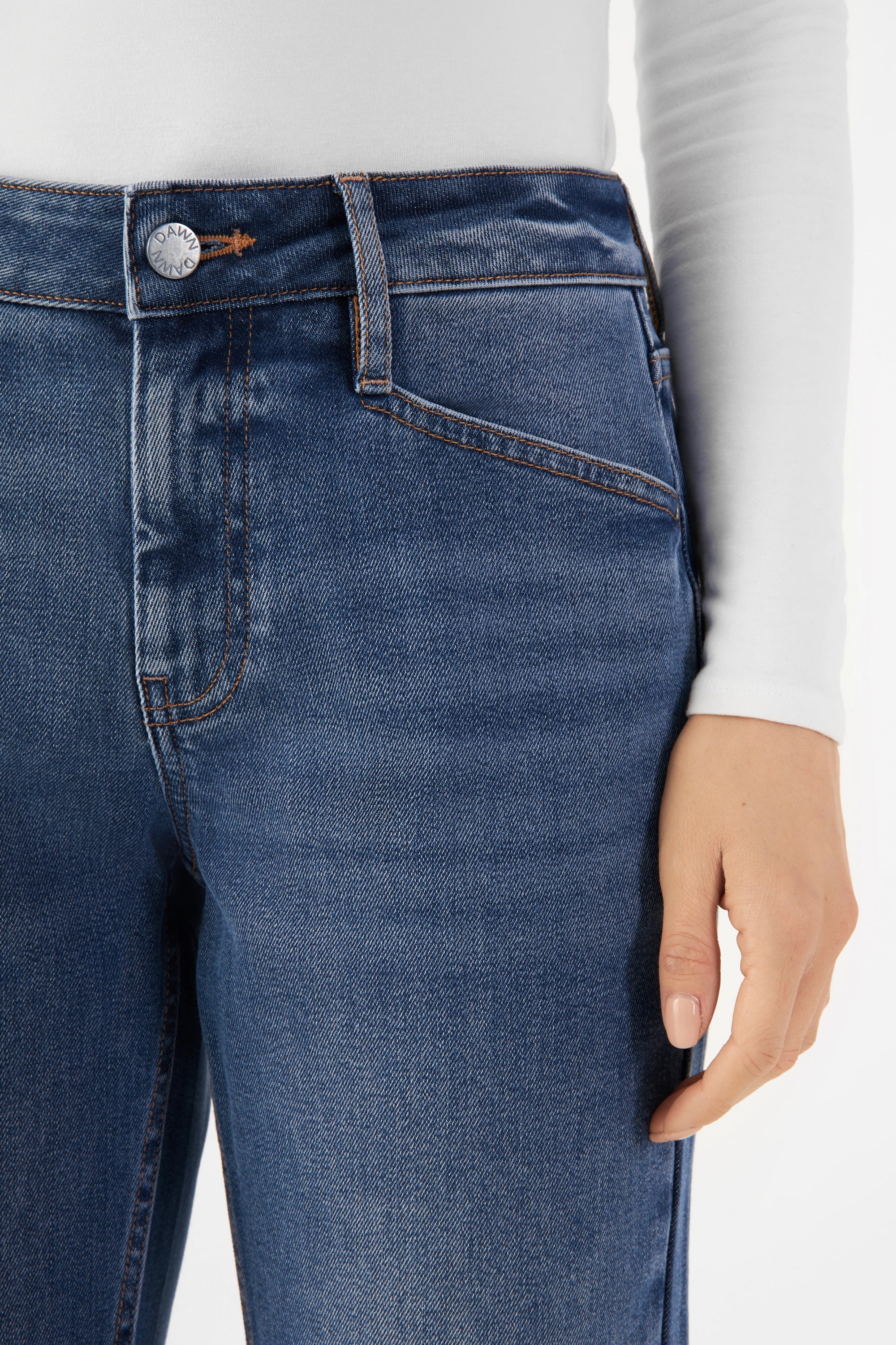 SUNSET Regular Slim Soft Tencel Jeans, Medium Blue – Nahaufnahme der Taillenpartie: mittelhoher Bund, Fronttasche, Knopf mit DAWN-Logo.