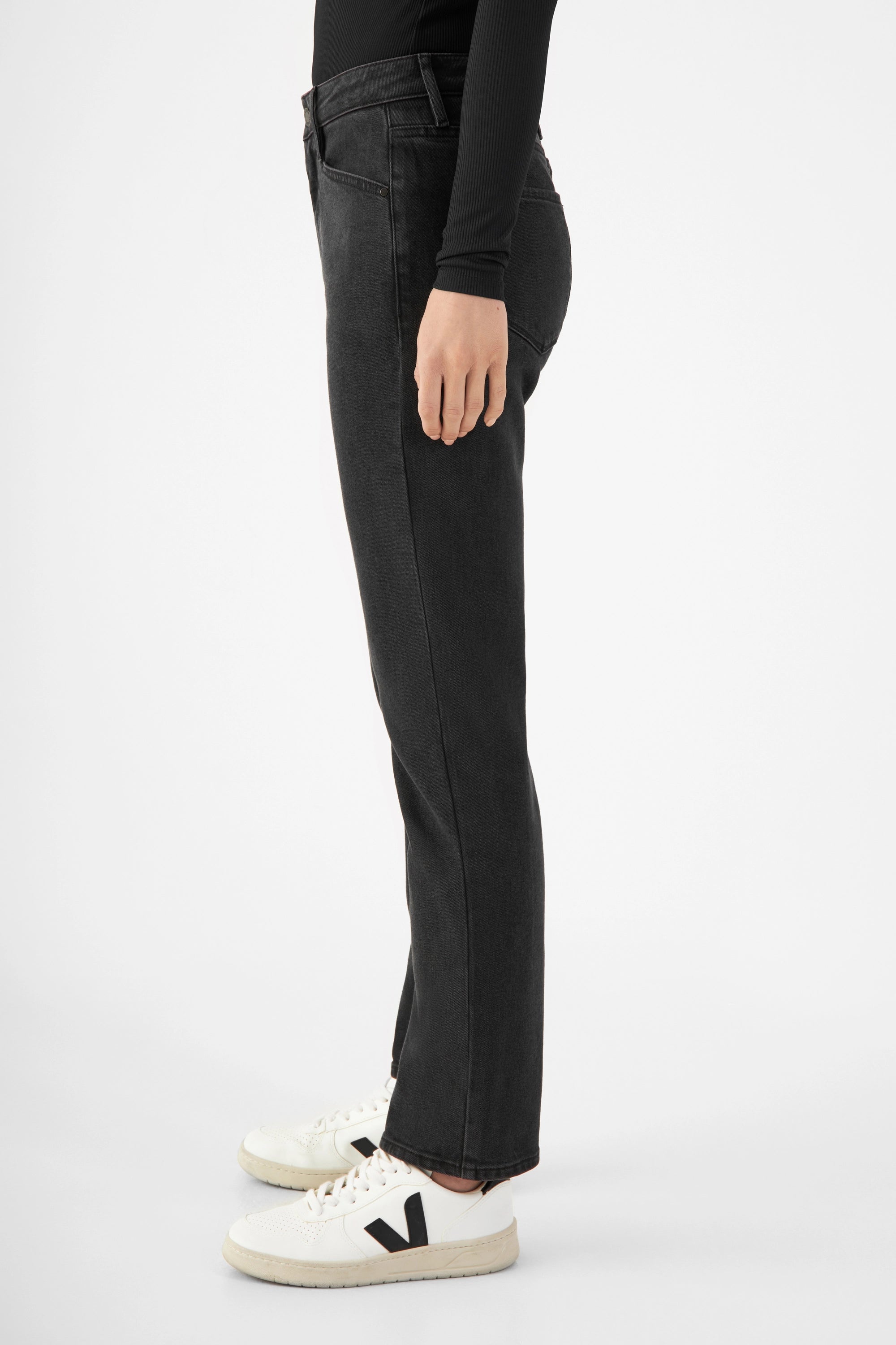 SUNSET Vintage Black: seitliche Ansicht einer schlank geschnittenen Jeans mit mittelhohem Bund und gerader Beinform aus Tencel-Denim.