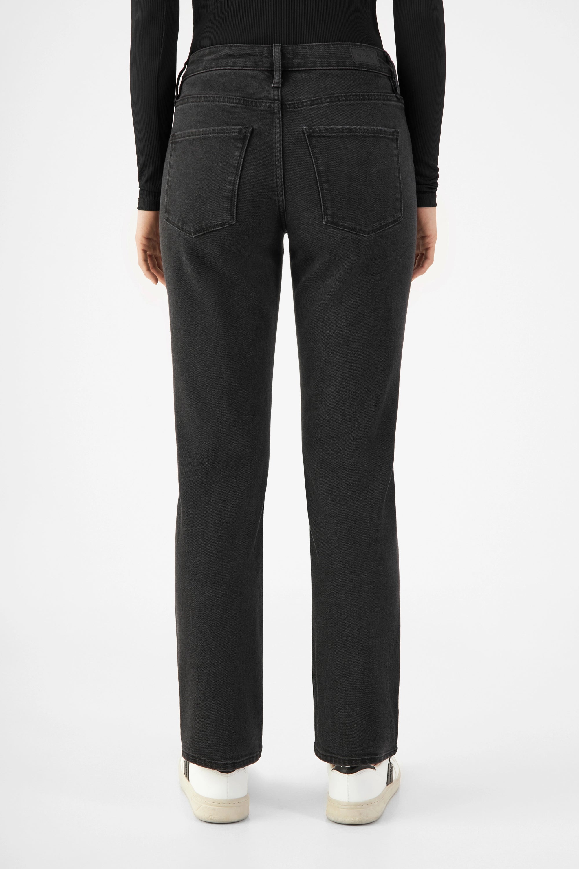 SUNSET Jeans in Vintage Black, Rückansicht: mittelhoher Bund, schmaler Schnitt, gerades Bein, zwei Gesäßtaschen.